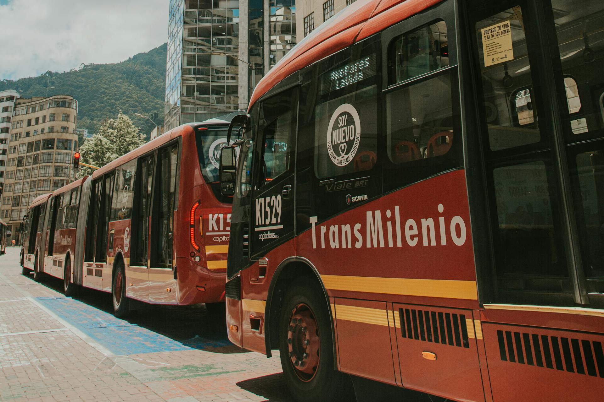 Bus rouge TransMilenio sur une voie dédiée à Bogota